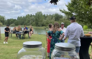 animation bar au bord d’un lac