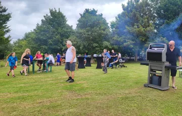 Barbecue au bord de l’eau pour une commune