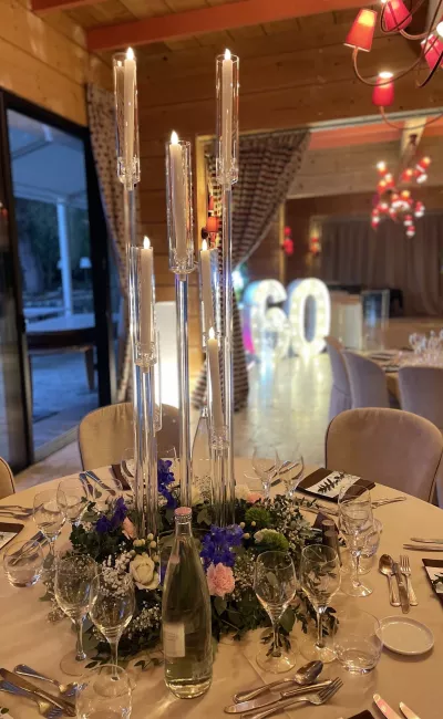décoration de table dans un restaurant au bord de l’eau