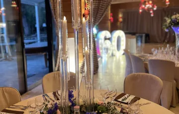 décoration de table dans un restaurant au bord de l’eau