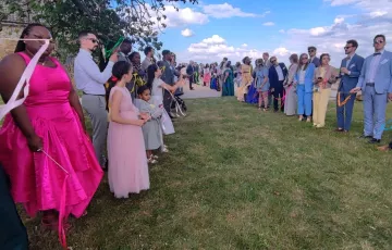 Haie d’honneur mariage coloré et exotique