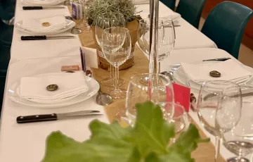 table d’anniversaire sur le _nature