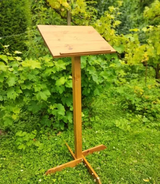 REF 131 (Pupitre en bois)